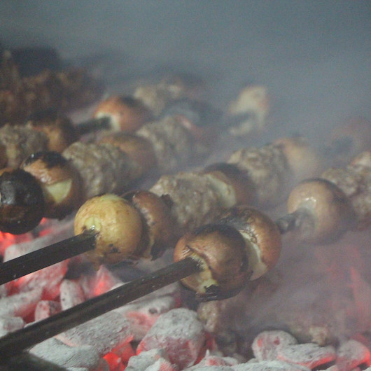 Reçetede yazsa bu kadar yenmez: Soğan kebabı ilaç oldu