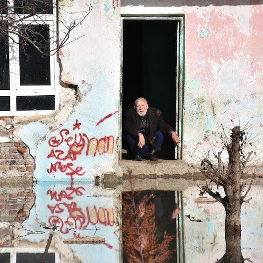 Yaşlı adamı ikna edemeyen polis üşümesin diye için sobasını yaktı