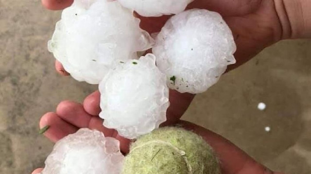 Avustralya'da avuç içi büyüklüğünde dolu yağdı