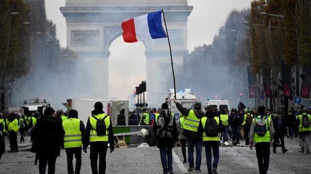 Sarı yelekliler yeniden Fransa sokaklarında