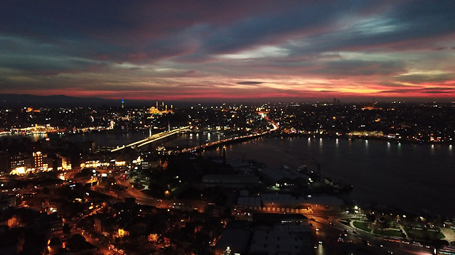 İstanbul'da gökyüzü kızıla boyandı
