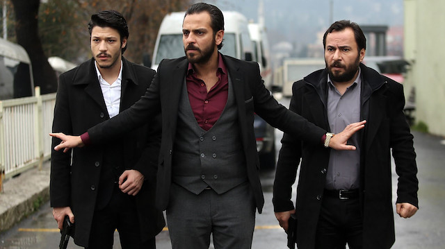 Çukur dizisinin başrollerinde Kubilay Aka, Erkan Kolçak Köstendil rol alıyor.