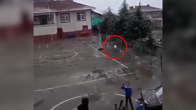 Kendisine kar topu atmasını isteyen öğretmenini kafadan vurdu