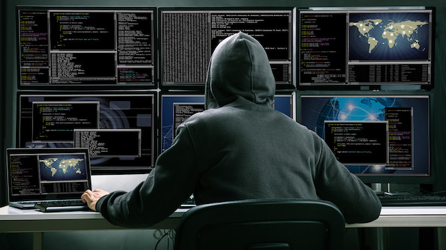 Kimliği belirsiz hackerlar virüslü bir yazılım sayesinde merkezdeki bilgisayarlara erişim sağladı.