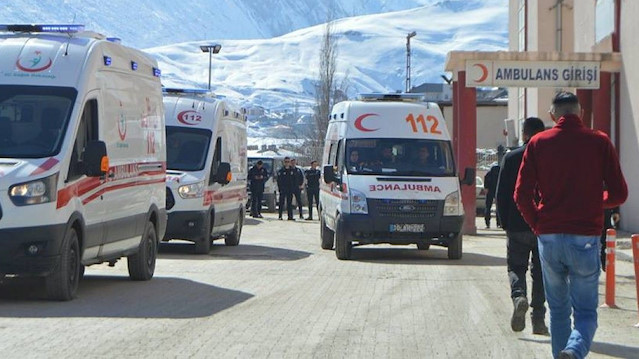 Olayın ardından yaralanan asker hastaneye kaldırıldı. Hastane önündeki ambulanslar.