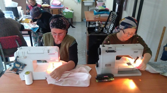 Köydeki kadınlar katıldıkları kursta kendi el emekleri ile bez çantalar dikiyor.