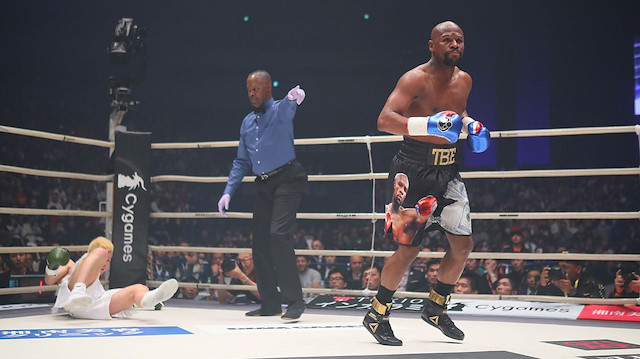 Floyd şov maçında genç rakibine acımadı: 9 milyonu kasasına koydu