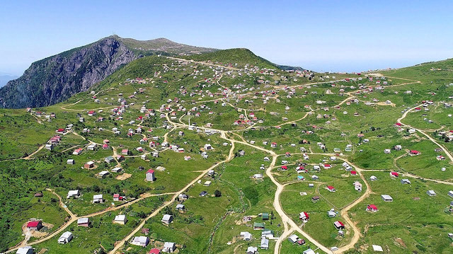 Karadeniz yaylaları ile kıyı ve tarihi bölgelere yakın tespit edilen kaçak yapıların yıkımı için harekete geçildi.