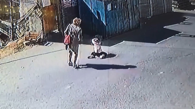 Çocuğunu sokak ortasında darp eden annenin cezası belli oldu