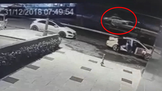 Kadın sürücünün kontrolünden çıkan araç karşı yola fırladı