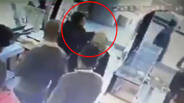 Restoranda başörtülü kadına saldırı kamerada
