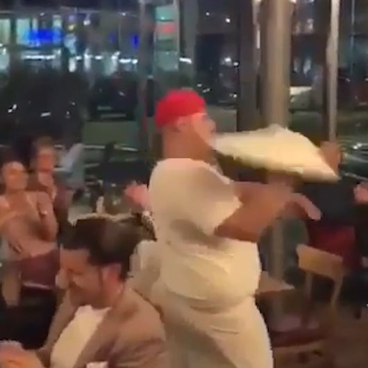 Pizza hamurunu hulahop gibi çeviren pizzacıdan ilginç şov