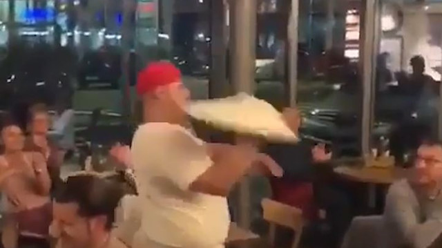 Pizza hamurunu hulahop gibi çeviren pizzacıdan ilginç şov