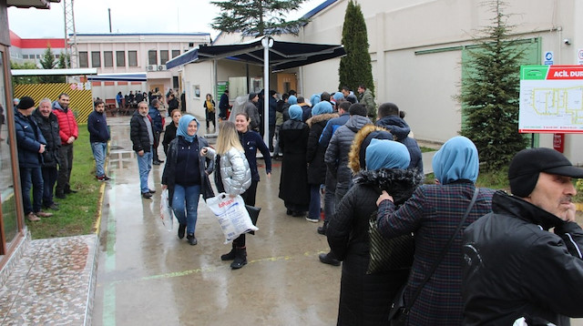 10 kiloluk şeker çuvalları işçilere 15 liradan verildi.
