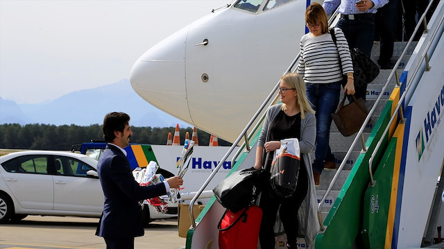 Antalya Havalimanı turist kafilesi.