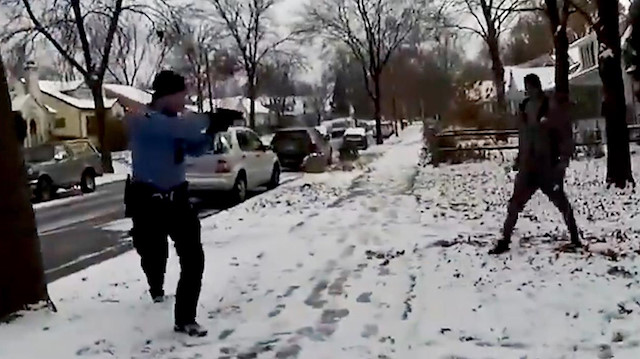 Amerikan polisi kurşun yağdırdığı adama bir de kelepçe takmaya çalıştı