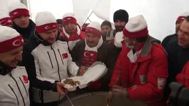 Bakan Soylu Türkiye Şehitleriyle Yürüyor etkinliği sonrası pilav dağıttı