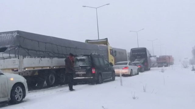 Yoğun kar yağışı ve tipi nedeniyle araçlar yolda mahsur kaldı