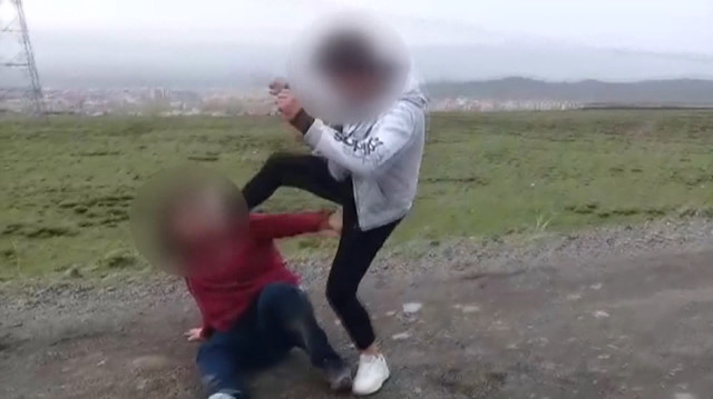 İki genç kıza işkence edip kayda aldılar!
