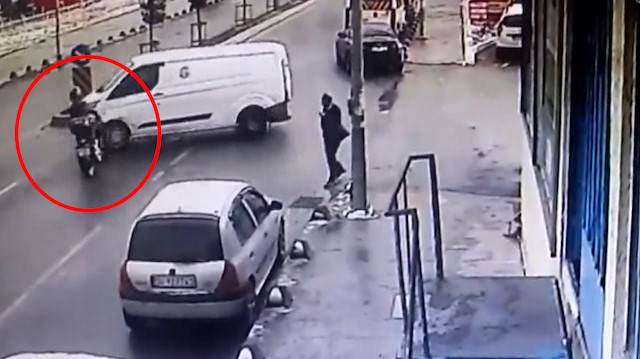 Motosikletlinin ağır yaralandığı kaza anı kamerada