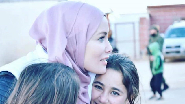 Afrikalı çocuklardan Gamze Özçelik'e ilahili sevgi seli