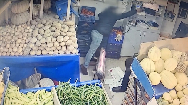 Manavı soyan hırsız anbean güvenlik kamerasına yansıdı