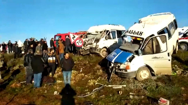 Şanlıurfada okul sevisi ile işçi servisi çarpıştı