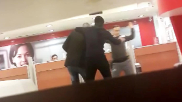 Silahlı soyguncunun müşteriyi rehin aldığı anlar kamerada