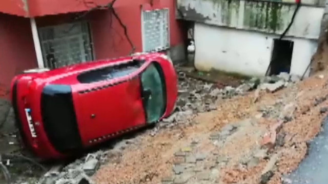 Duvar yıkıldı, otomobil bahçeye devrildi