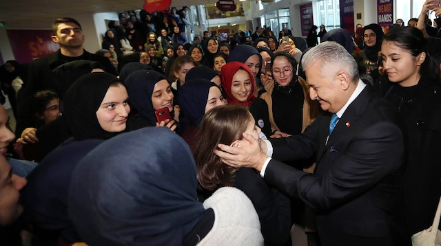 Binali Yıldırım Üsküdar'da bir okulu ziyaret etti