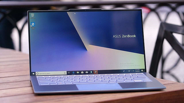 Asus N752VX ZenBook S13,A tek şarjla 14 saat boyunca kesintisiz çalışabiliyor.