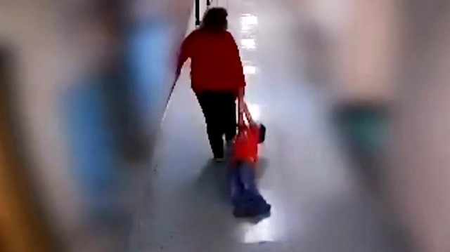 Acımasız öğretmen otizmli çocuğu yerde sürükledi