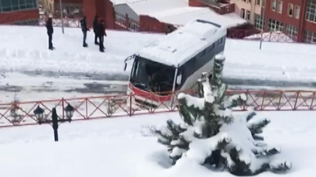 Buzlu yokuşta kayan midibüs korkuttu