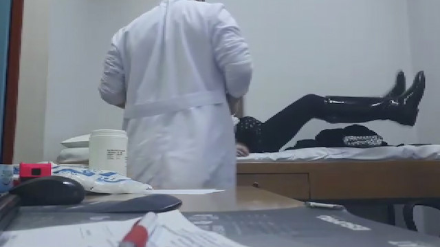 Hastalarını muayene eden doktorun gizlice çektiği fotoğraflardan biri.