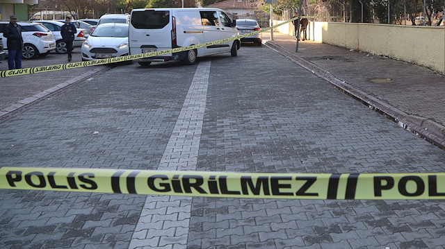 Polis ekipleri olay yerine gelerek emniyet şeridi çekti.