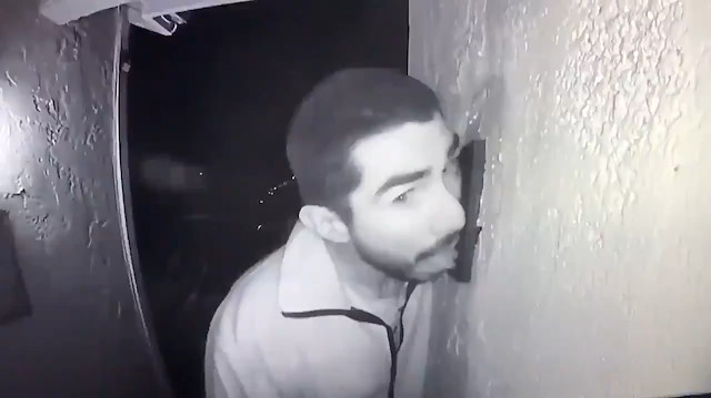 Polis 3 saat boyunca kapı zilini yalayan adamı arıyor