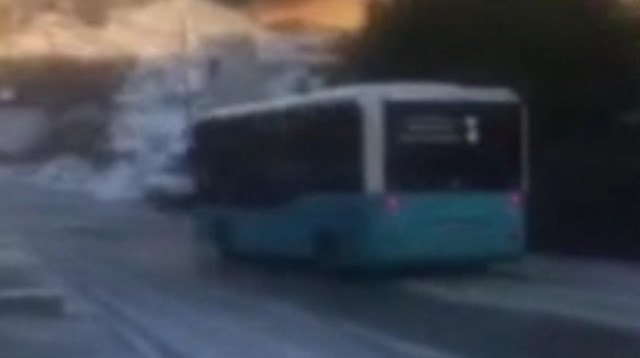 Halk otobüsü buzlu yolda metrelerce sürüklendi