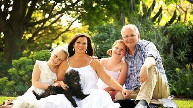 Avustralya Başbakanı Scott Morrison ve ailesiyle çektirdiği fotoğrafta ayakkabısına photoshop yapıldı.