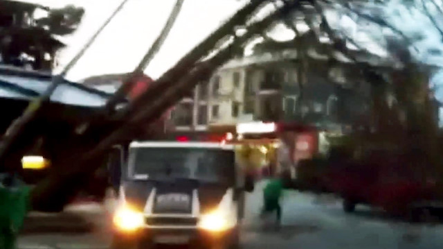 Ağaç ve elektrik direği kamyonetin üzerine böyle devrildi