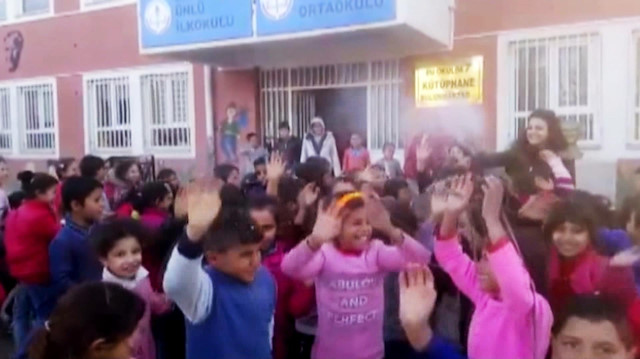 Köpük spreyle kar sevinci yaşayan çocuklara sürpriz