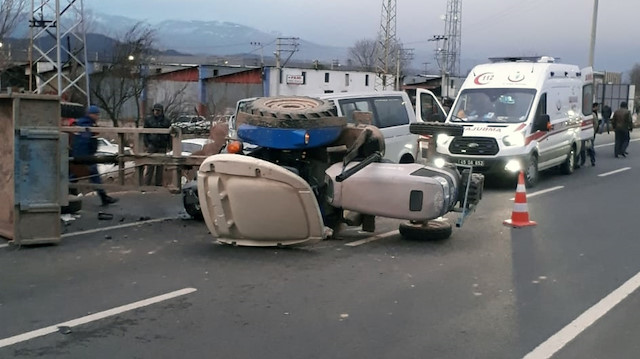 Kazada yaralananlar ambulansla hastanelere kaldırıldı.