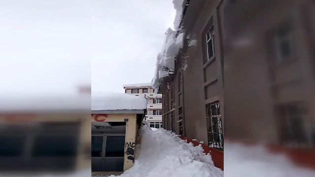 Çatıdan çığ gibi düşen kar geliyorum dedi