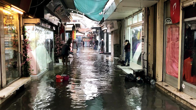 Tarihi Kemeraltı Çarşısı sağanak yağış sonrası Venediki anımsattı