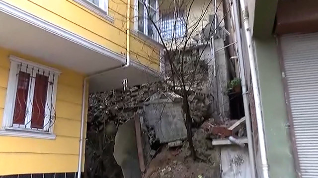 Kağıthanede bir binanın istinat duvarı çöktü