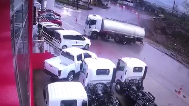 Hızını alamayan akaryakıt tankeri spin atarak durabildi