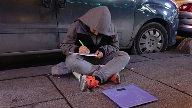 Soğuk havada çalışırken derslerini de ihmal etmiyor