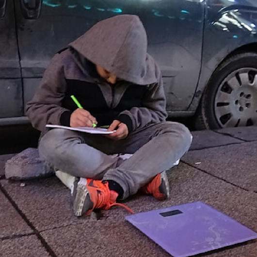 Soğuk havada çalışırken derslerini de ihmal etmiyor