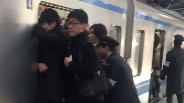 Japonyada metroya binmek büyük bir yetenek