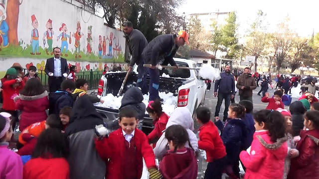 Kar yağmayan okula kamyonetle kar taşıdılar