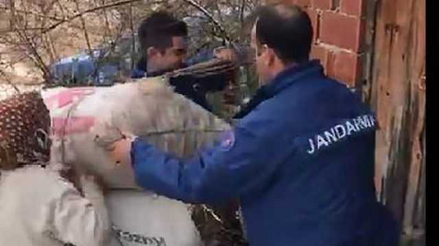 Sırtında saman taşıyan 70 yaşındaki kadına jandarmadan yardım